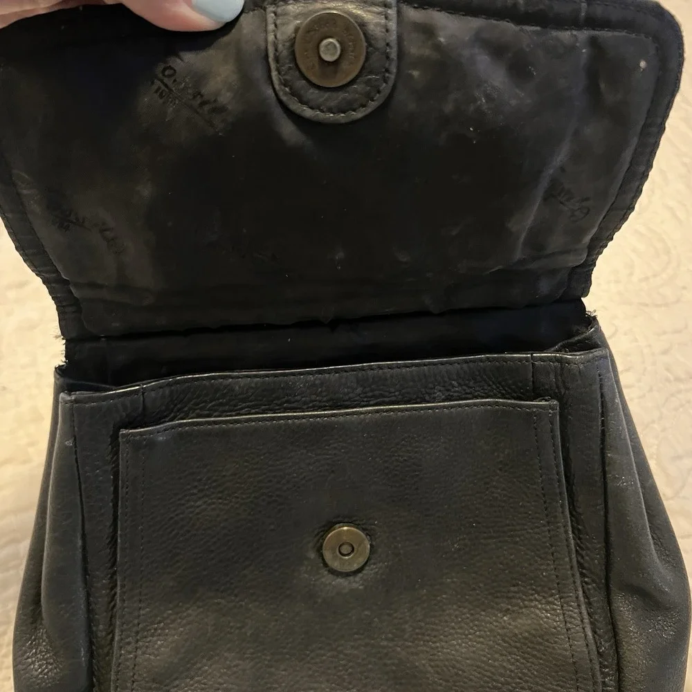 Vintage Fossil Black Pebbled Leather Crossbody Bag Brass Key Charm Minimalist